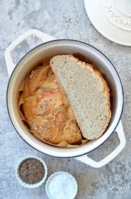 Frisch gebackenes Brot im Topf, zu sehen ist der Anschnitt.