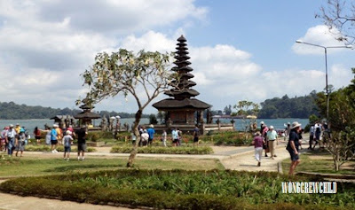 pura beratan lake bai