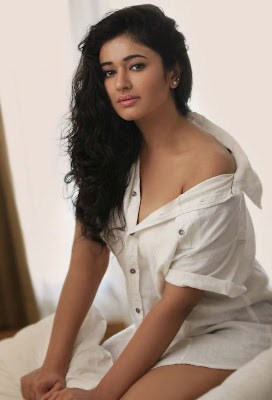 Tamil Actress Poonam Bajwa Latest Hot Sexy Photos, Pics, Stills 