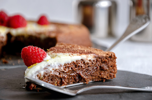 Bolo Mousse de Cacau, Canela e Azeite com Creme de Limão