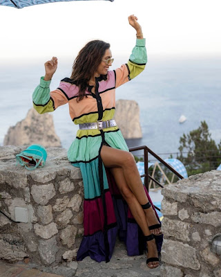 Caterina Balivo vestito colorato estivo Capri