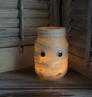 http://mixedkreations.com/2015/09/mason-jar-mummy/