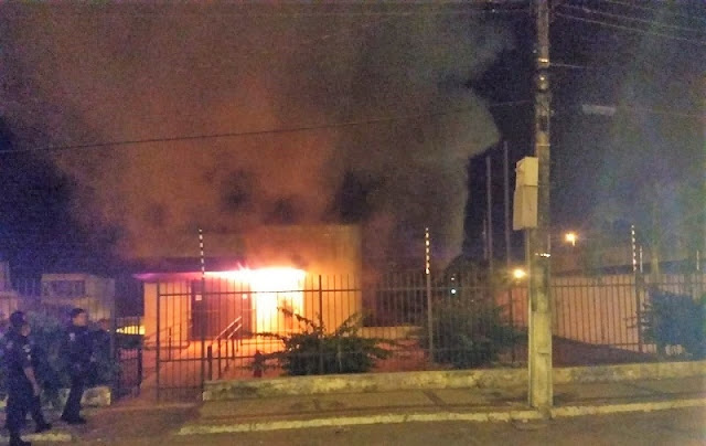 Homens invadem fórum de Areia Branca e causam incêndio