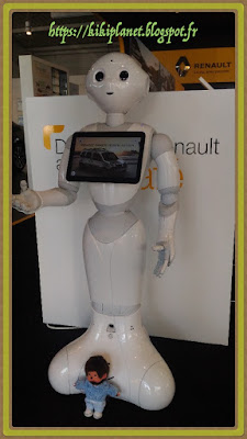 Bubbles le Monchhichi et Pepper le robot humanoïde - renault - softbank