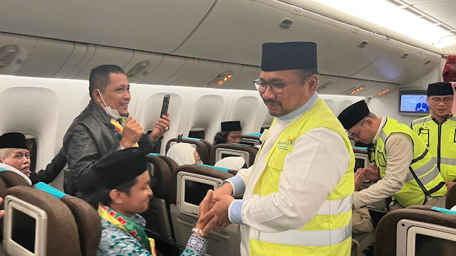 24052023-BANUATODAY.COM - Menteri Agama Yaqut Cholil Qoumas melepas keberangkatan jemaah haji JKG-02 di Bandara Soekarno-Hatta. Dok. Kemenag.jpg