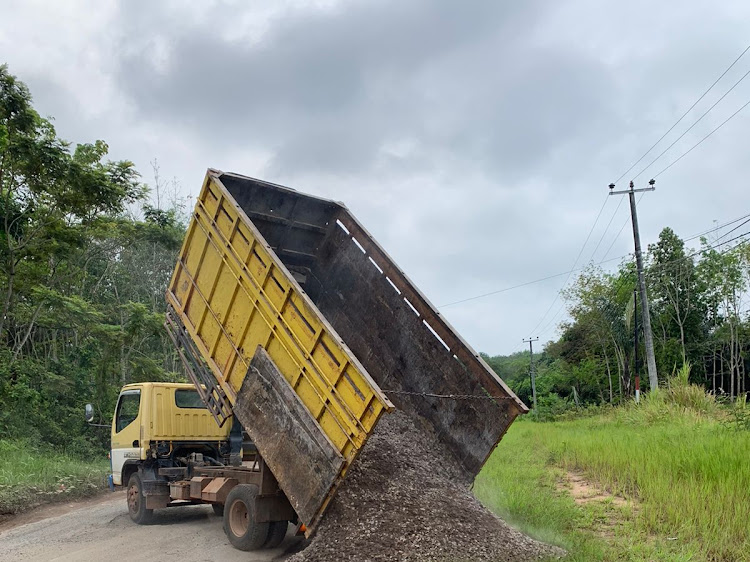 Dirut PT BMM Bantu Sabes Jalan Propinsi Yang Rusak Parah