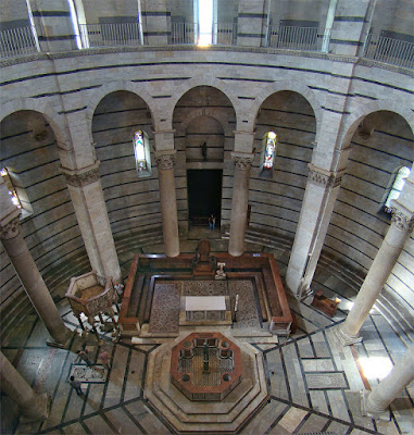 Pisa Campo dei Miracoli Storia dell'Arte Architettura Romanica Romanico in Toscana Battistero di San Giovanni interno