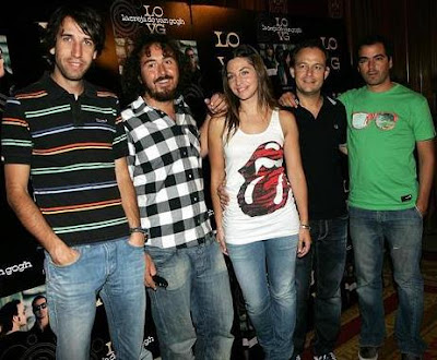 Foto de La Oreja de Van Gogh posando parados