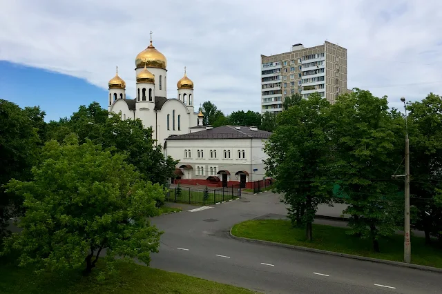 вид с Новогиреевского путепровода, Кетчерская улица, Вешняковская улица, храм Введения во храм Пресвятой Богородицы