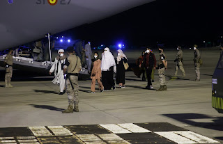 Warga Spanyol dan Afghanistan yang dievakuasi dari Kabul tiba di pangkalan udara Torrejon di Torrejon de Ardoz, di luar Madrid, 19 Agustus 2021. REUTERS/Juan Medina