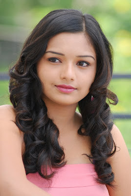 teen age young actress yamini latest hot stills