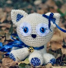 http://translate.google.es/translate?hl=es&sl=auto&tl=es&u=http%3A%2F%2Fkitty-pixels.deviantart.com%2Fart%2FJacinthe-Cat-amigurumi-with-pattern-456066029