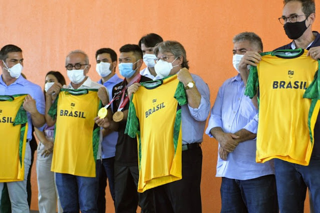 João Azevêdo e Cícero Lucena recepcionam atletas paralímpicos que representaram o Brasil nas Paralímpiadas de Tóquio