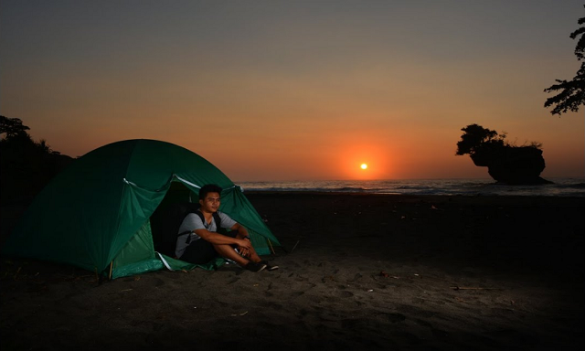 Paket Camping di Pantai Madasari