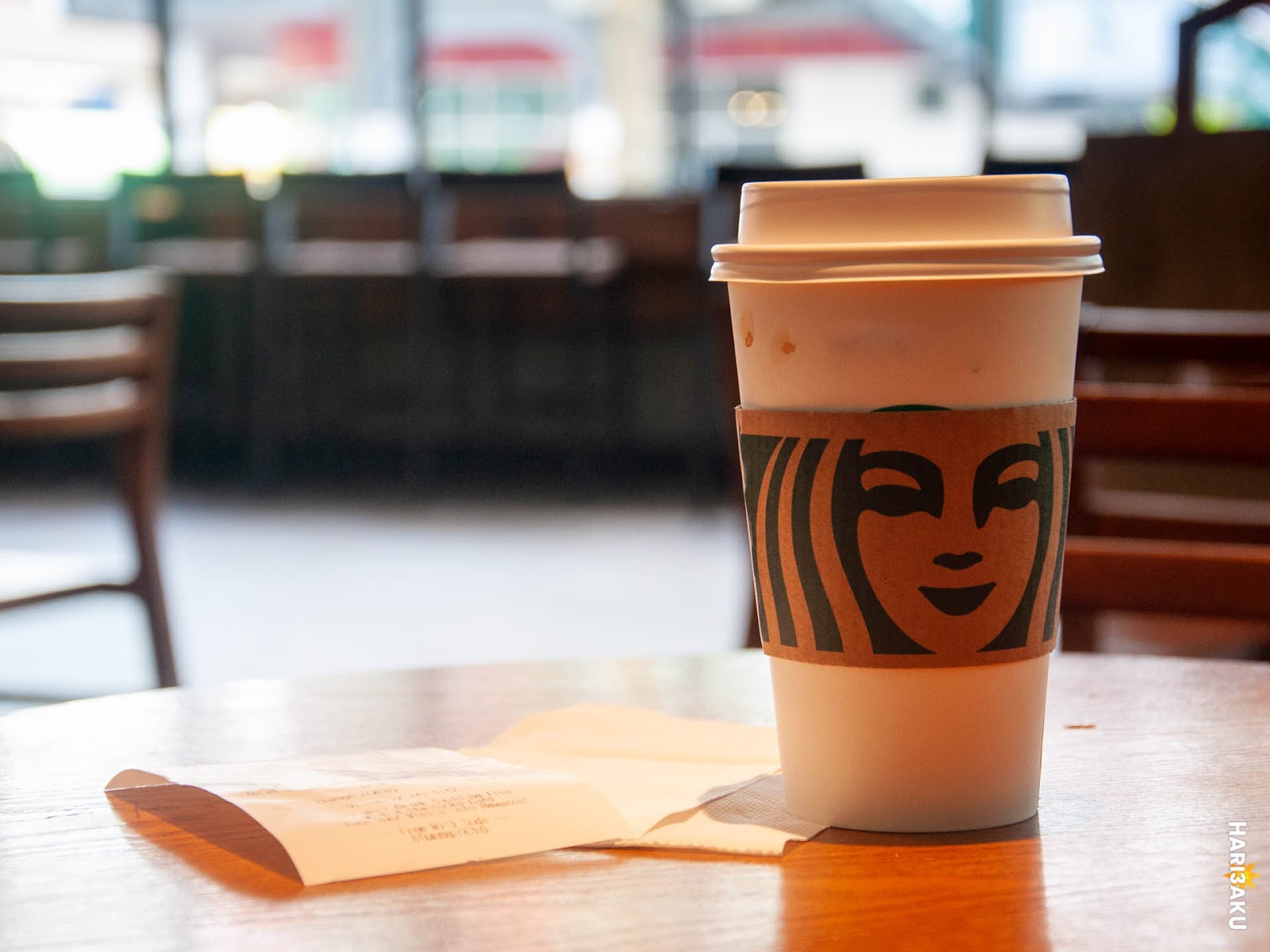Secawan latte di atas meja dalam Starbucks