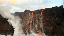 Εκπληκτικό, όσο και επικίνδυνο, σε κάθε περίπτωση όμως μοναδικό… Το ηφαίστειο Κιλαουέα στη Χαβάη «βρυχάται» και εκδηλώνει την οργή του με χε...