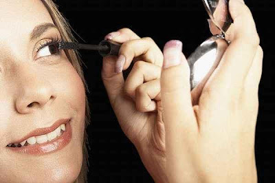 makeup - المكياج يعجل بظهور علامات الشيخوخة