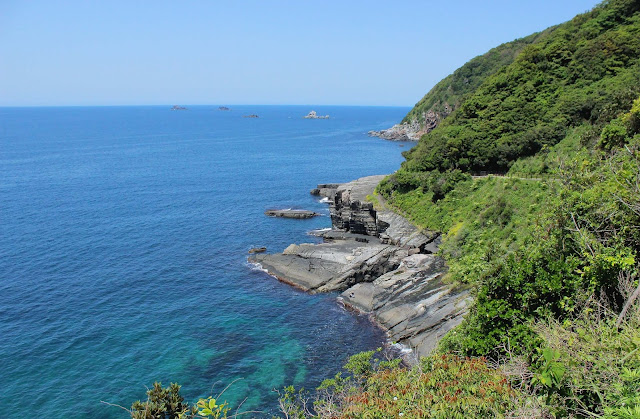 ミルフィーユ状の地層が丸見え？？山口県、須佐のホルンフェルス【n】