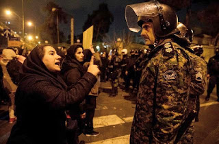 Unika bilder av folkliga demonstrationer för friheten och demokratin samt mot den fascistiska och teokratiska diktaturregimen i Iran, söndagen den 12:e januari 2020