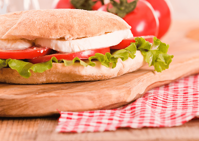 PUCCIA, PANINO PUGLIESE IMBOTTITO CON MOZZARELLA, POMODORO, INSALATA.