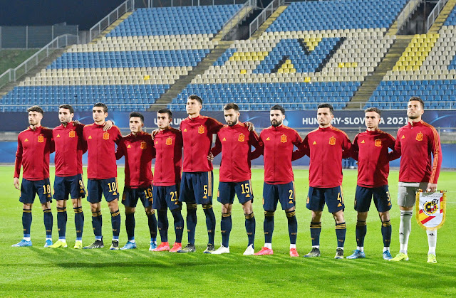 SELECCIÓN DE ESPAÑA SUB 21. Javi Puado, Abel Ruiz, Gonzalo Villar, Manu García, Barrenetxea, Javi Cuenca, Moncayola, Pipa, Hugo Guillamón, Adrià Pedrosa y Álvaro Fernández. Los jugadores españoles formados para escuchar el himno. SELECCIÓN DE ESPAÑA SUB 21 2 SELECCIÓN DE LA REPÚBLICA CHECA SUB 21 0. 30/03/2021. Campeonato de Europa de Selecciones Sub 21, fase de grupos, Grupo B, jornada 3. Celje, Eslovenia, estadio Z’ dezele. GOLES: 1-0: 69’, Dani Gómez. 2-0: 78’, Dani Gómez.