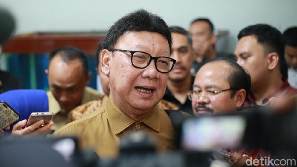 Tjahjo Kumolo ke PNS: Pakai Cadar Boleh, Masuk Kantor Lepas!
