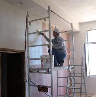 Yulhan plastering the partition wall