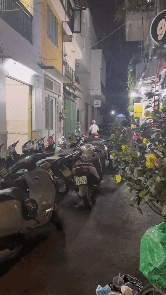 Kinh ngạc với hình ảnh siêu đông đúc lúc 2 giờ sáng tại quán cà phê âm phủ, không hổ danh địa điểm ruột của giới trẻ - Ảnh 4.