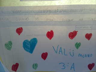 la imagen muestra varios corazones dibujados por los alumnos