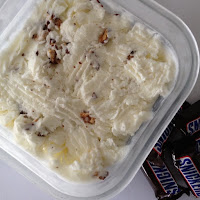  Gelado de snickers com molho de caramelo