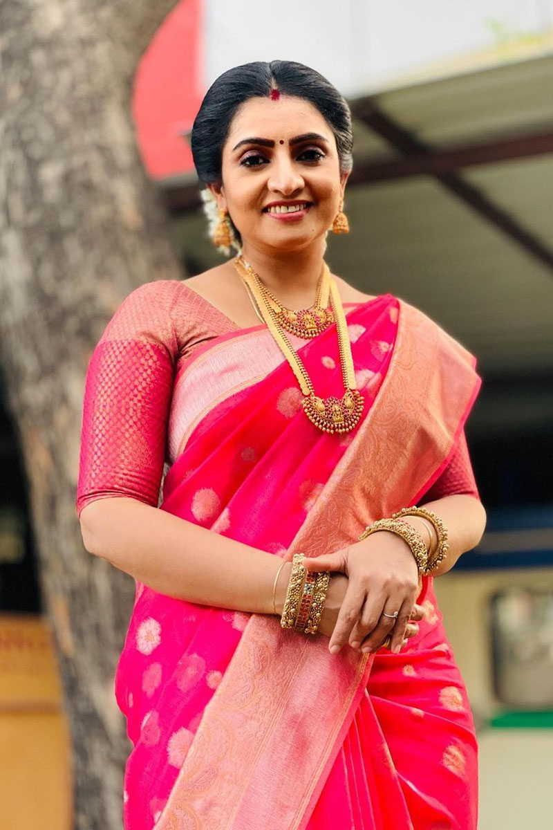 Sujitha Dhanush Beautiful looks in Pattu Saree Photoshoot