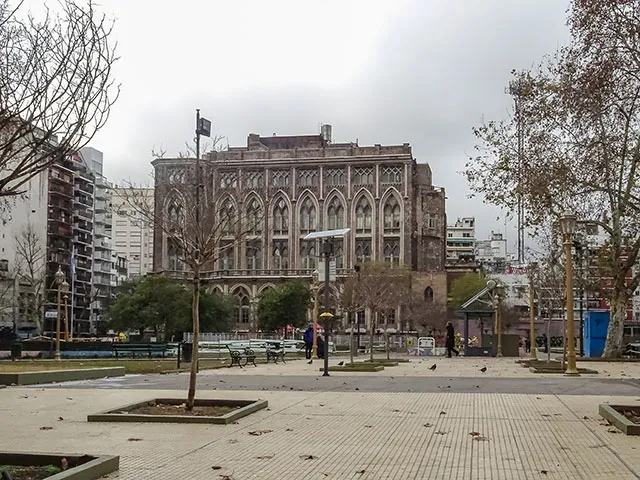 La plñaza y al fondo la Facultado de Ingenieria en Buenos Aires.