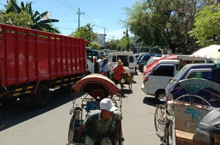 Puluhan mobil parkir liar di bahu jalan yang berada di depan Pasar Tradisional Kolpajung Pamekasan, Selasa (25/06/2019)