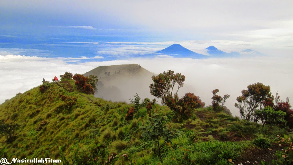 Puncak gunung Sumbing, Sindoro, dan Prau terlihat dari puncak Merbabu