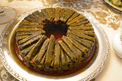 http://nurlumutfakta.blogspot.com/2012/07/etli-yaprak-sarma.html