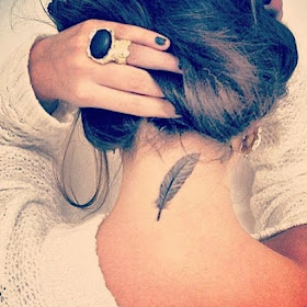 tatuaje pluma en nuca