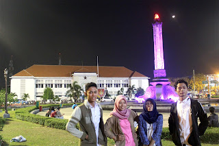 foto dengan latar belakang tugu muda