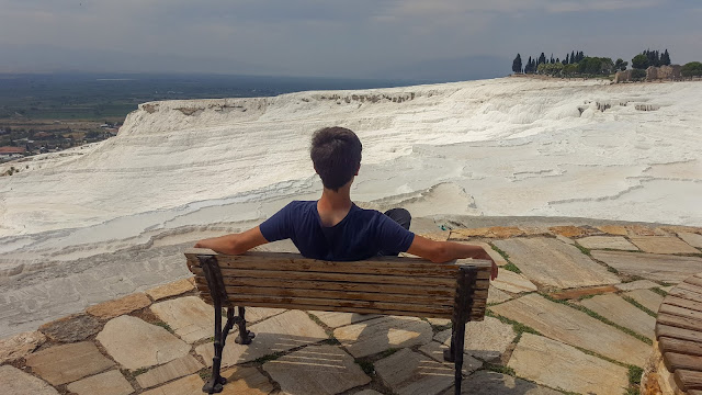 Harun İstenci Denizli'de Pamukkale Travertenlerine karşı oturuyor...