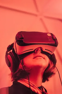 Virtual Reality membuat kita mencicipi dunia lain ✔ Teknologi Virtual Reality Bukan Cerita di Film SCi-Fi  Lagi,  Malahan Sudah Diterapkan Di Semua Bidang