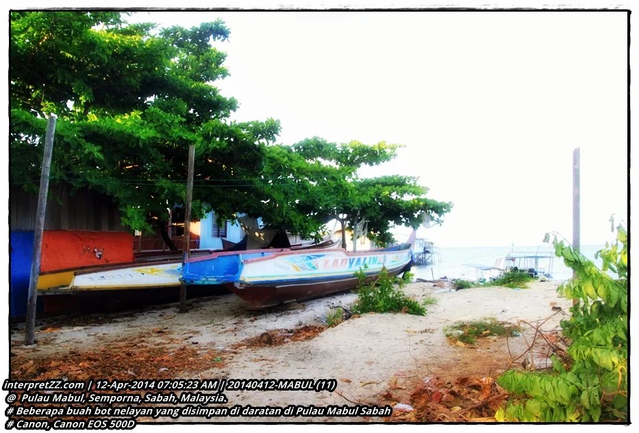 gambar Beberapa buah bot nelayan yang disimpan di daratan di Pulau Mabul Sabah. # Saturday, 12 April 2014, 07:05 # 20140412-mabul (11).JPG # Kamera DSLR Canon EOS 500D ƒ/7.1 1/50 18 mm ISO100 #