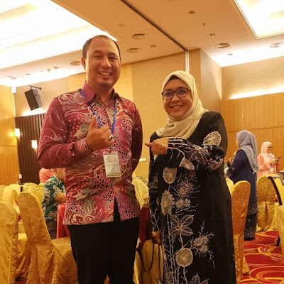 Bersama Puan Rosnarizah binti Abdul Halim, Pengarah Bahagian Matrikulasi