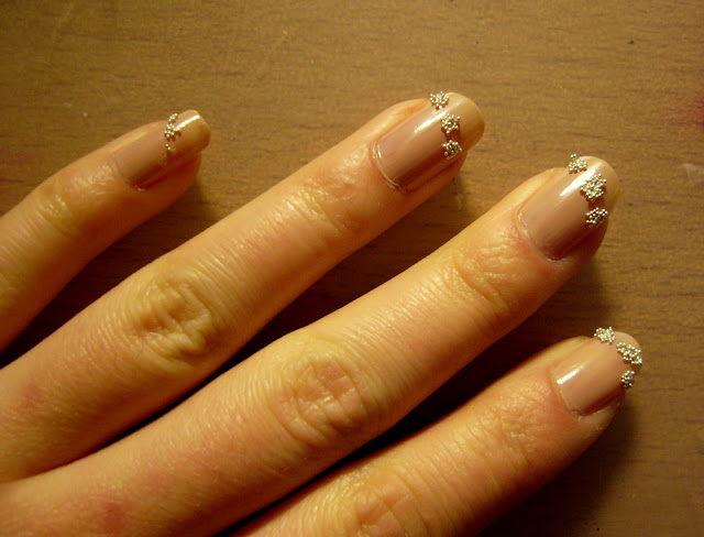 French Manicure mit Steinchen Naildesign