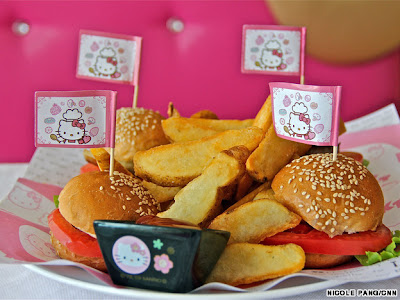 Hello Kitty temalı restaurant, hello kitty hamburger, patetes kızartması, hello kitty bayrak, hello kitty theme restaurant, restoran, hello kitty, yemek, Çin, Beijing