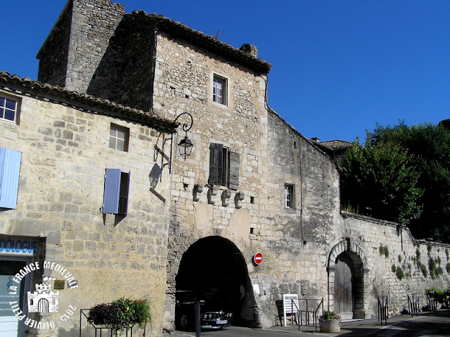 SAINT-PAUL-TROIS-CHATEAUX (26) - Les Remparts !