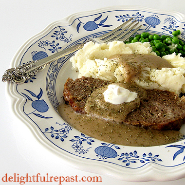 Swedish Meatball Meatloaf - all the flavor of Swedish meatballs without all the fuss / www.delightfulrepast.com