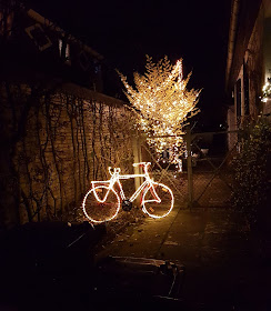 Alres Fahrrad mit Lichterkette geschmückt