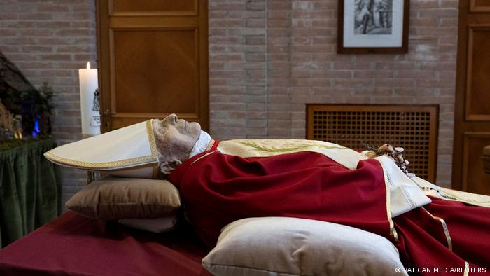 Primeras imágenes de la capilla ardiente de Benedicto XVI