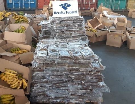 Receita apreende mais de 802 quilos de cocaína escondidos em carga de bananas, em Pernambuco