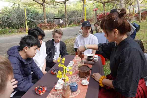 ▲大葉大學向來自各國的青少年介紹台灣茶。（記者林明佑翻攝）