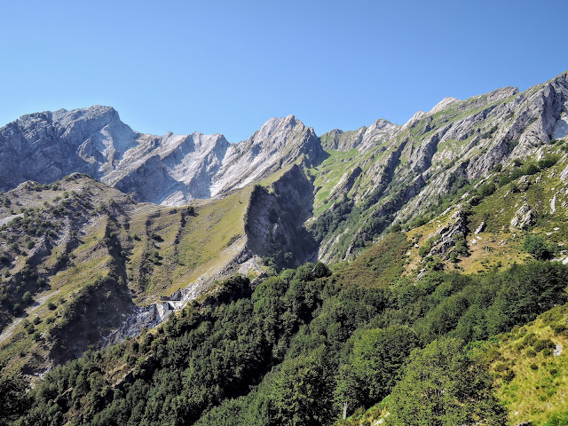 Da centro foto verso destra: Contrario, Cavallo, Forcella di Porta. In primo piano al centro: la sella di Case Carpano